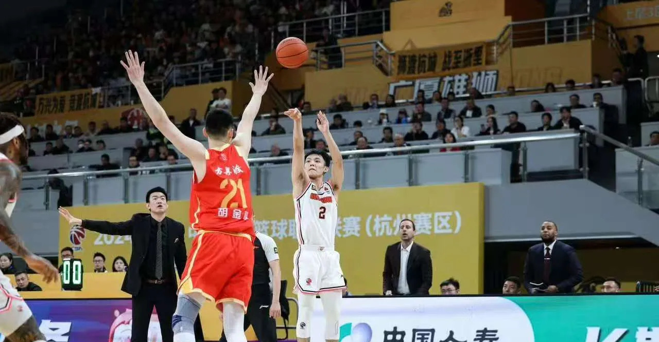广东宏远队力争夺冠，壮志凌云再战球场的简单介绍