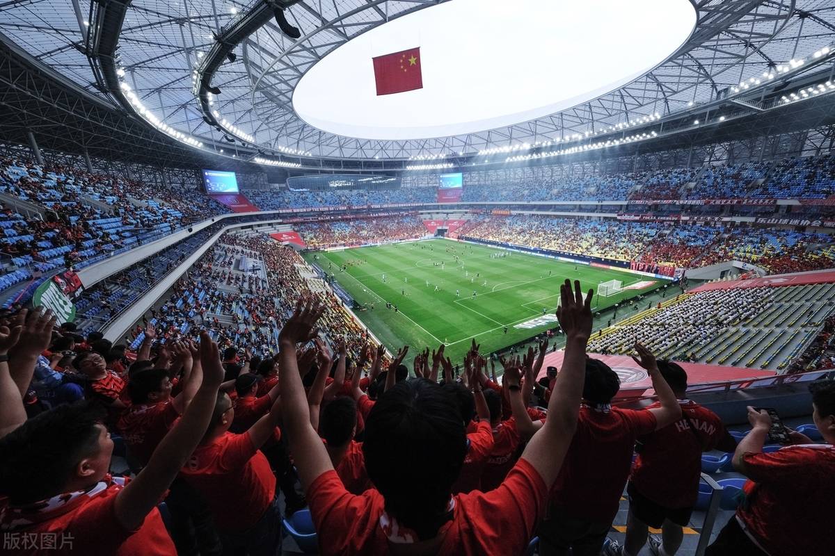 关于河床球迷现场助威，球队斗志昂扬的信息
