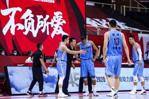 包含方硕社媒晒观战中超京沪大战Vlog：相信还能重回榜首的词条