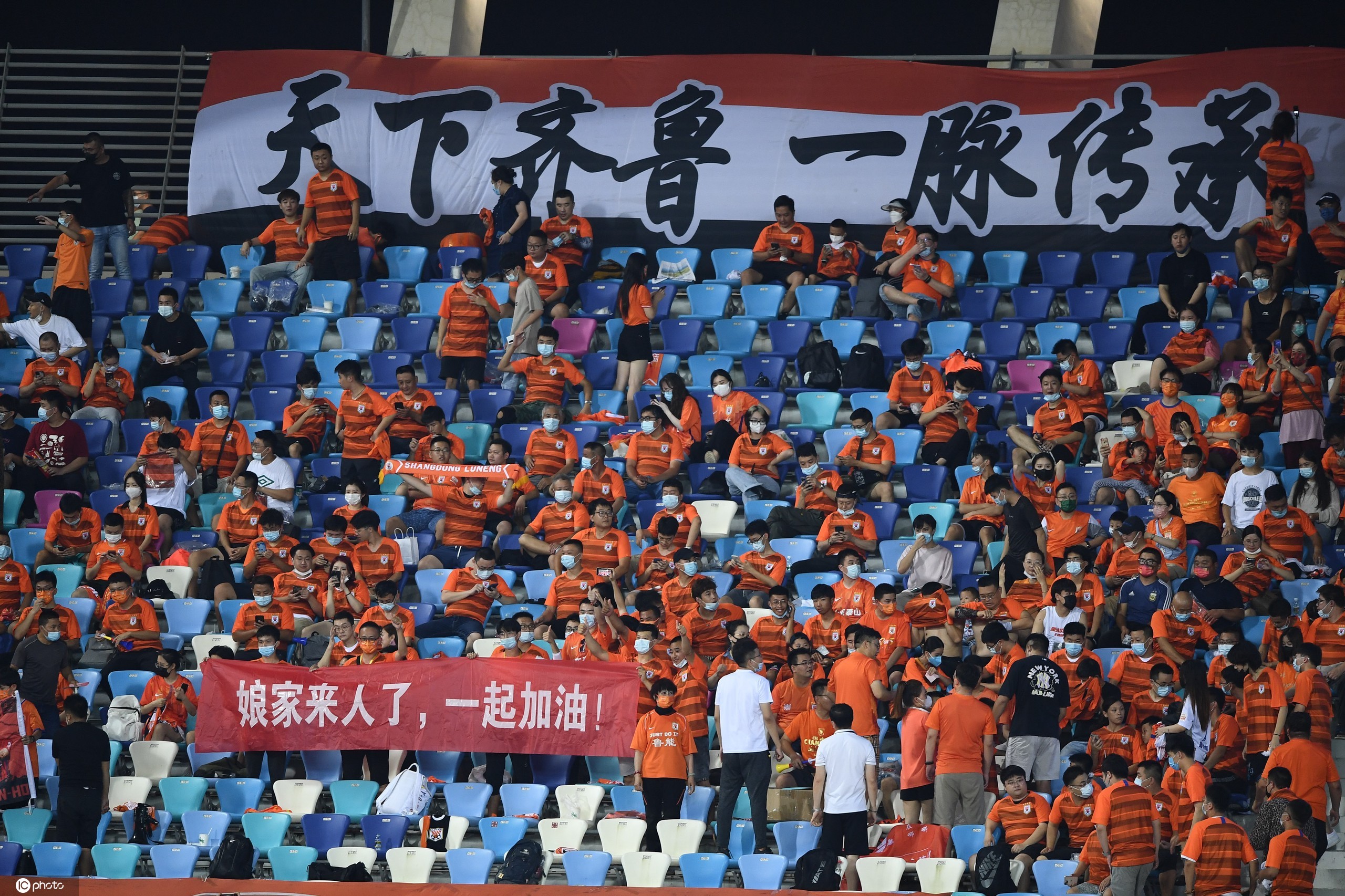 劳塔罗马州附近球迷聚集观战，气氛热烈