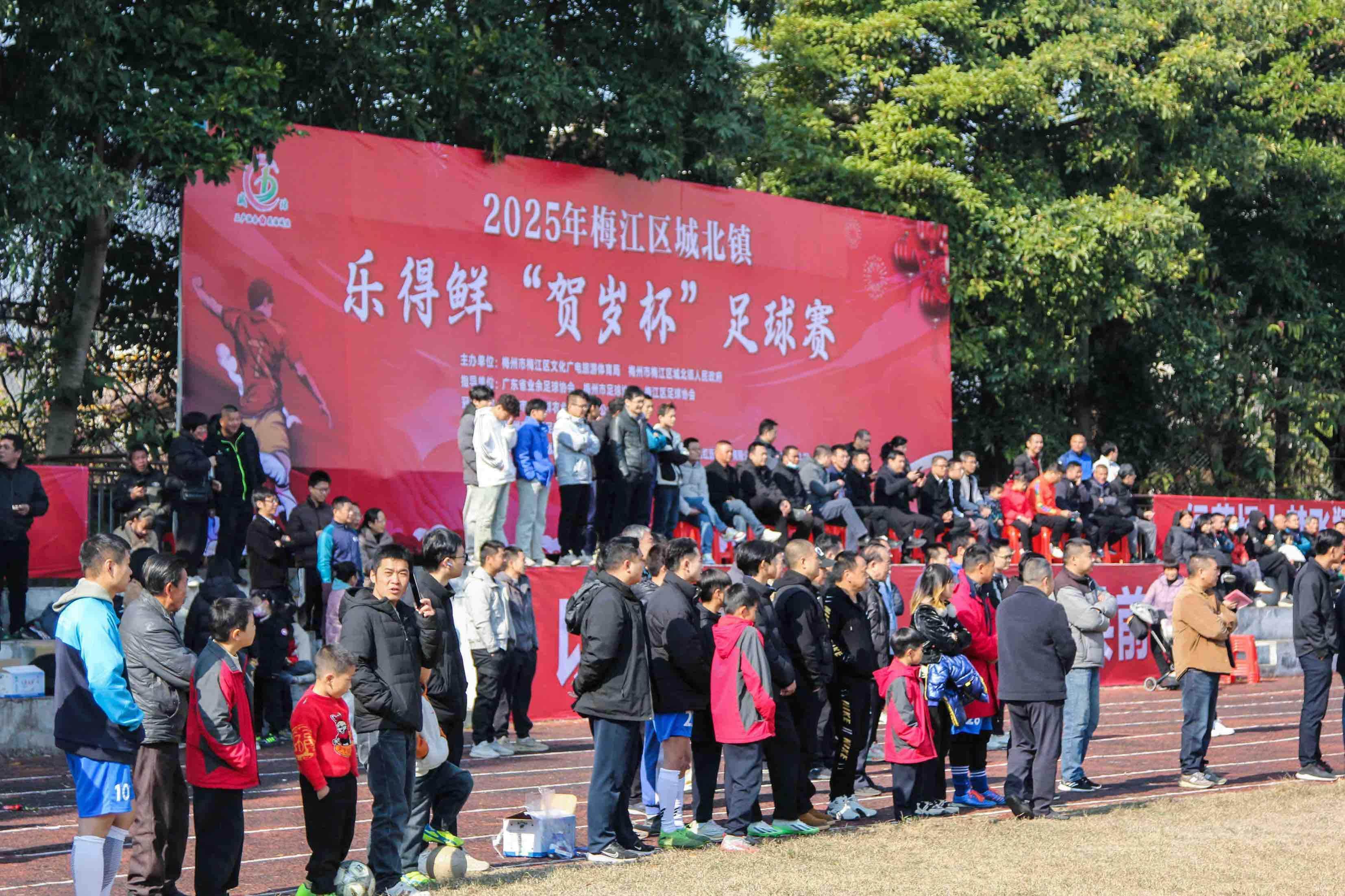 关于足球舞台盛宴，球队斗志昂扬的信息