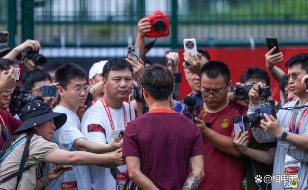 中国足球联赛热点赛事频现，球迷热情高涨的简单介绍